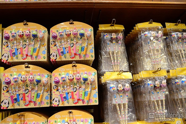 ボールペンセット￥2300、鉛筆＆鉛筆削りセット￥1200／共通グッズ