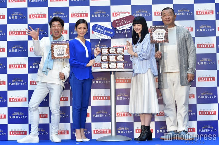(左から)木本武宏、吉田羊、小松菜奈、木下隆行(C)モデルプレス