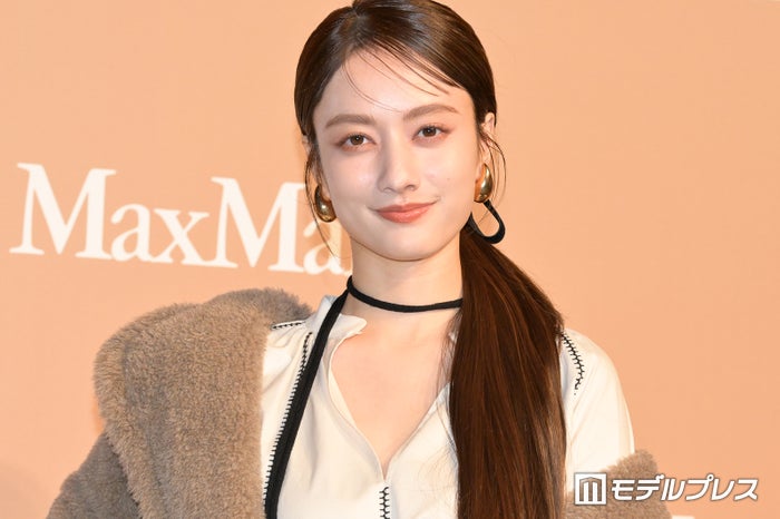 谷まりあ、美デコルテ輝く私服姿披露 肌見せコーデに「見惚れる」「本当に綺麗」と反響