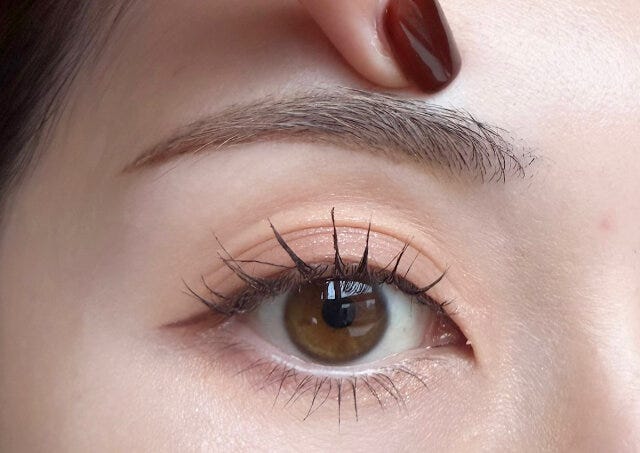 眉頭から5mm離れたところから描くこと