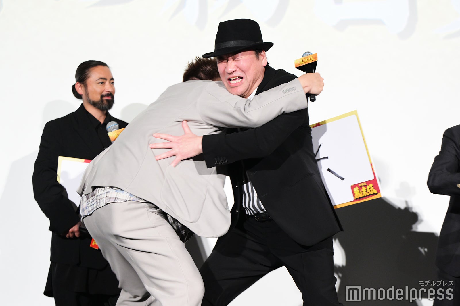 相撲を取る福田雄一監督、佐藤二朗（C）モデルプレス