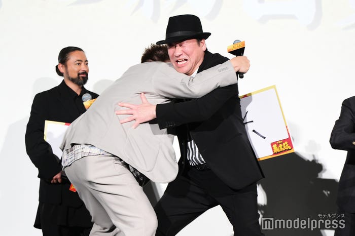 相撲を取る福田雄一監督、佐藤二朗(C)モデルプレス