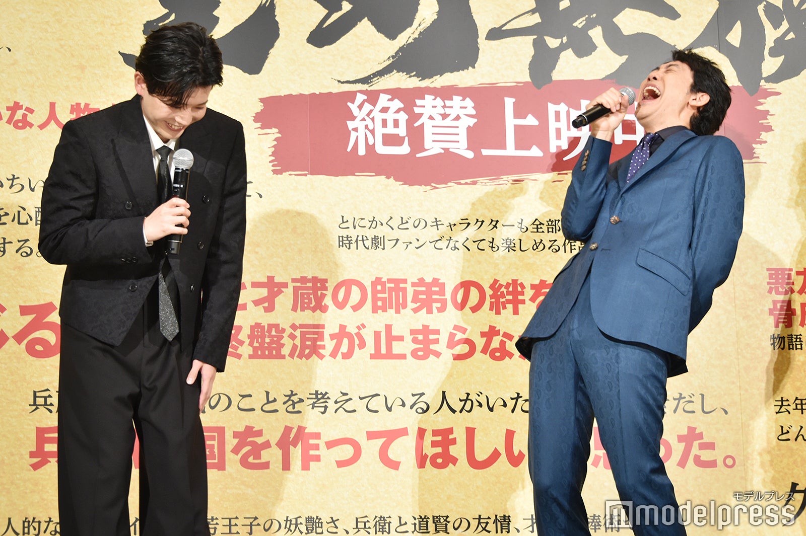 トイレにこもっていた長尾謙杜のエピソードに大喜びの大泉洋（C）モデルプレス