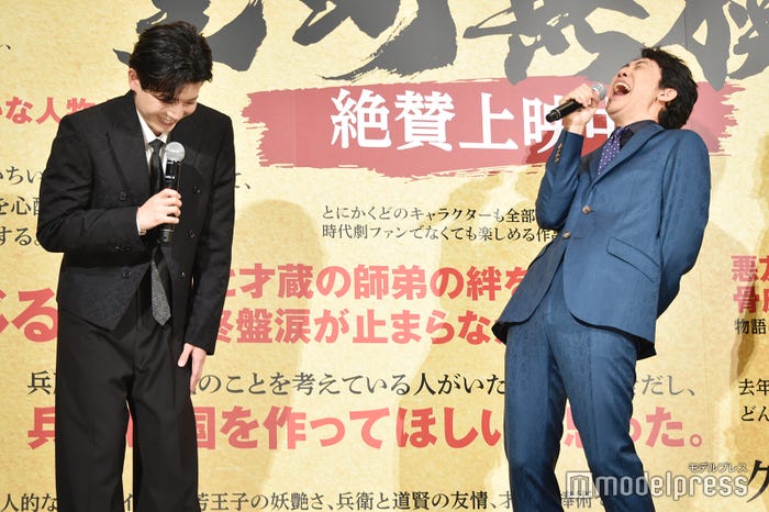 トイレにこもっていた長尾謙杜のエピソードに大喜びの大泉洋(C)モデルプレス