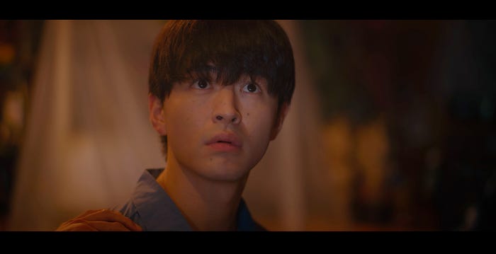 佐野玲於「ルリモハリモ」MVより(提供写真)