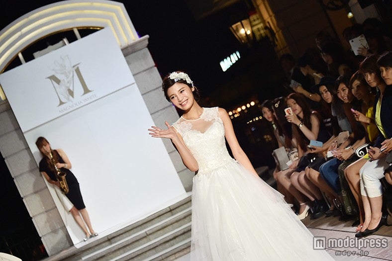 テラハ島袋聖南、純白ウェディングドレスで魅了 神戸の夜景にうっとり「結婚式したい！」 