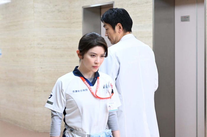 宮澤エマ、大森南朋「マウンテンドクター」第4話より(C)カンテレ