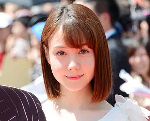トリンドル玲奈、ホワイトミニドレスで沖縄に降臨 キュートな笑顔に歓声