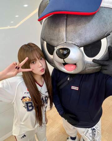 LE SSERAFIM・ウンチェが韓国プロ野球“がちファン”チームで始球式 勝利に導く