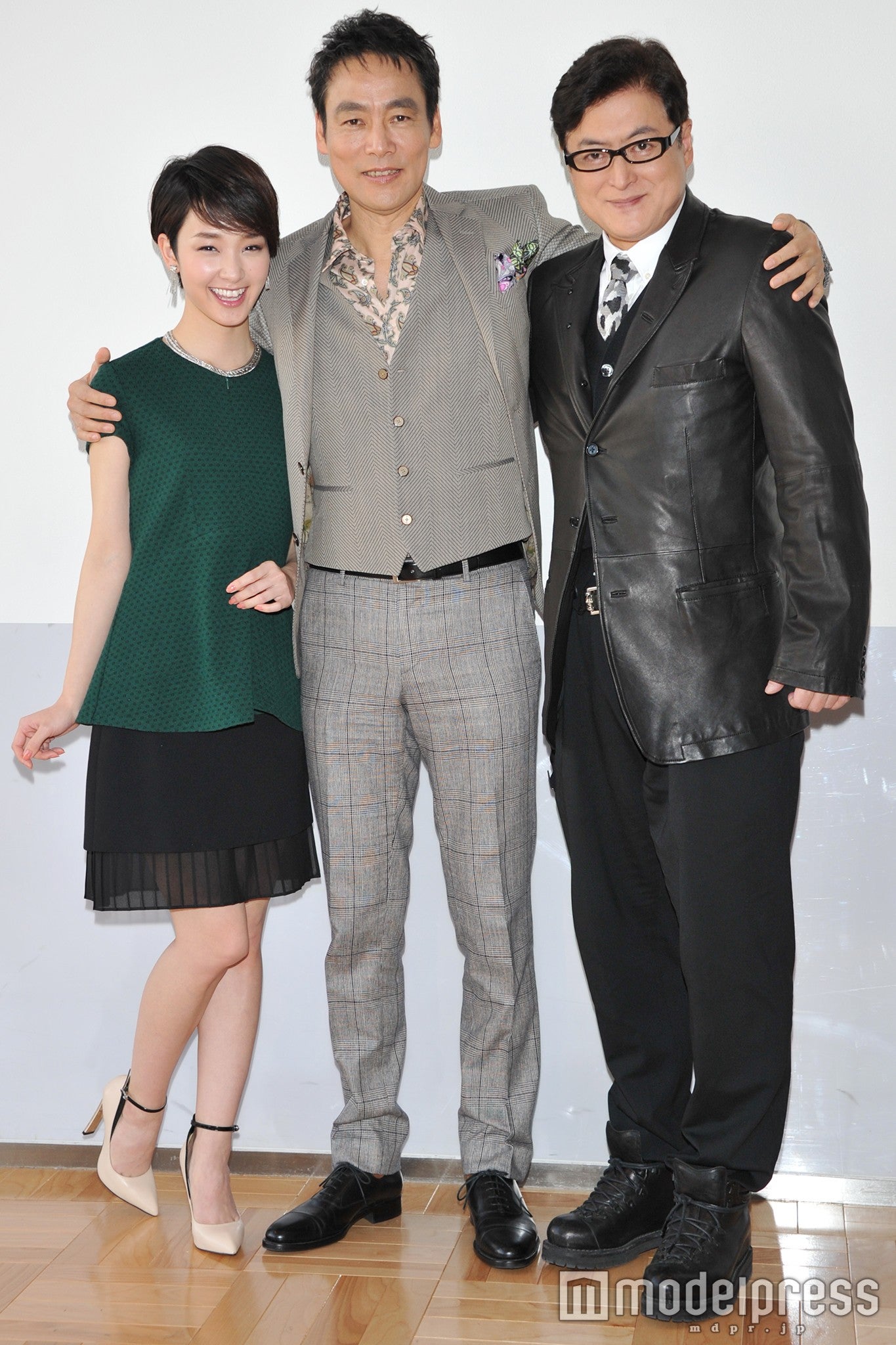 （左から）剛力彩芽、村上弘明、陣内孝則（C）モデルプレス