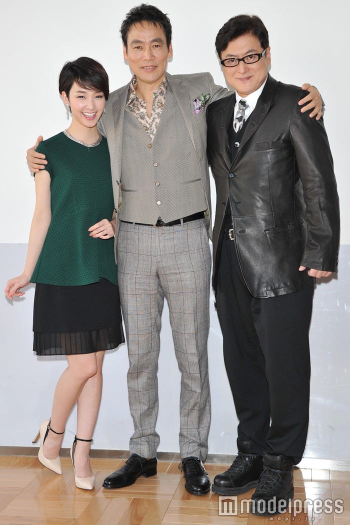 (左から)剛力彩芽、村上弘明、陣内孝則(C)モデルプレス
