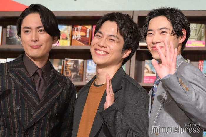 仲良くトークを繰り広げた間宮祥太朗、重岡大毅、戸塚純貴(C)モデルプレス