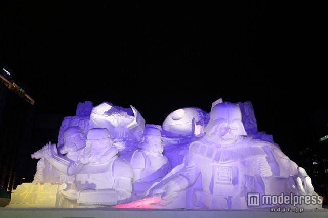 ライトアップされた「雪のスター・ウォーズ」大雪像(C)2015Lucasfilm Ltd. & TM. All Rights Reserved.