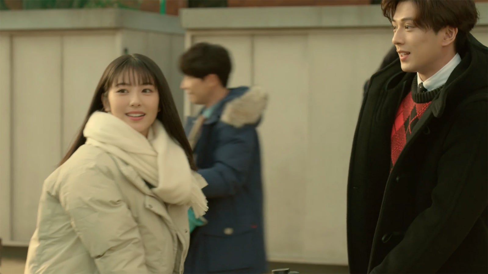 浜辺美波、新田真剣佑／「先生からみんなへ」篇より（提供写真）