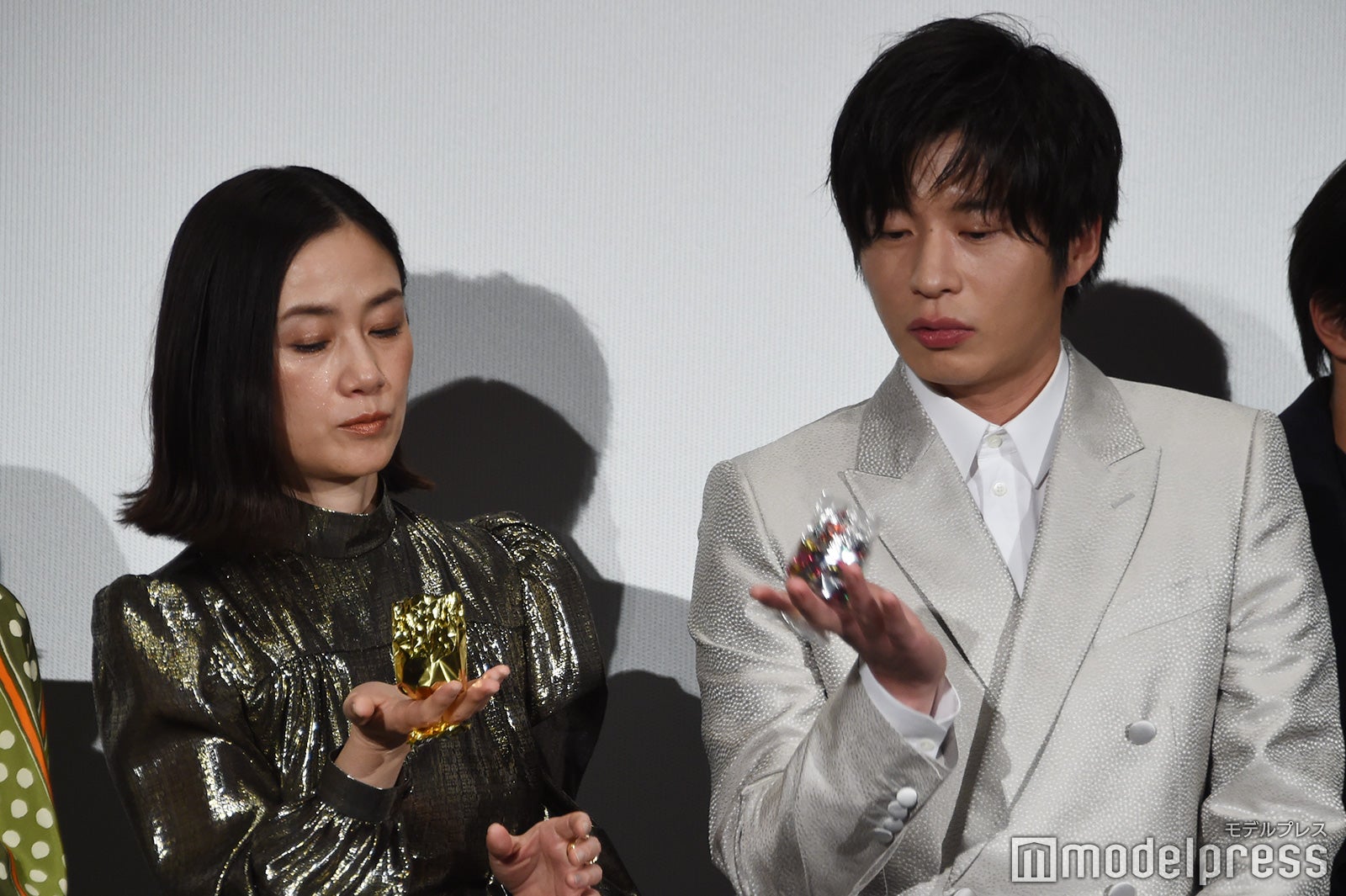 テープをどのように投げるのか打合せする原田知世＆田中圭（C）モデルプレス