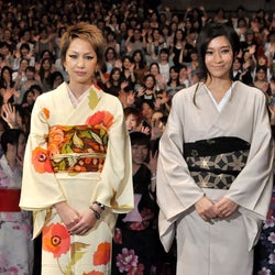 第2子妊娠の篠原涼子 色気たっぷりのうなじをチラリ 美貌の秘訣を語る モデルプレス