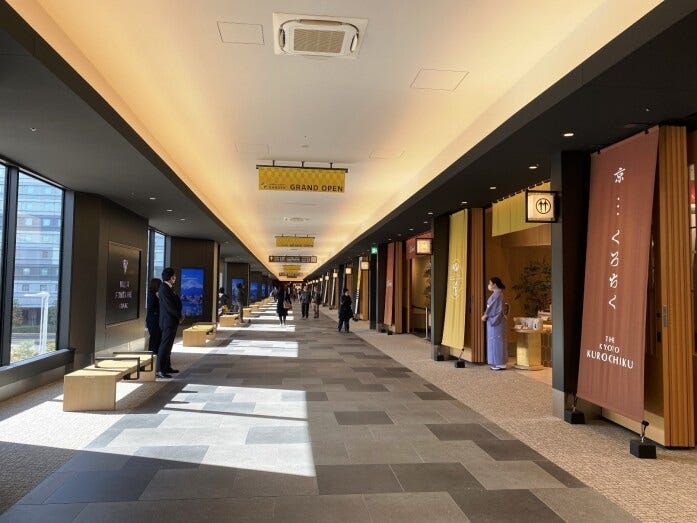 連絡通路の途中からすぐショッピングエリアがスタート（羽田参道）