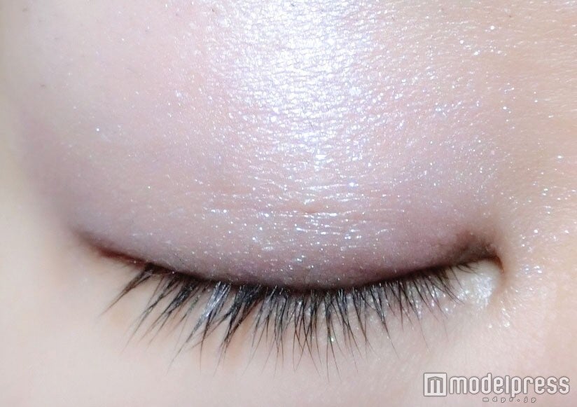 多色ラメが輝く目元を演出／写真：mari（C）モデルプレス