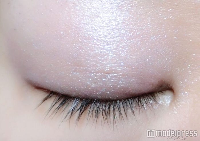 多色ラメが輝く目元を演出/写真:mari(C)モデルプレス