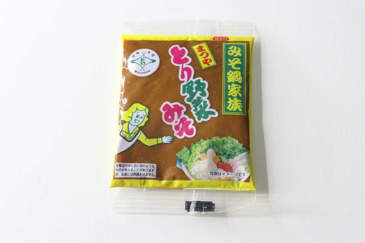 黄色いパッケージのまつやとり野菜みその全体俯瞰写真