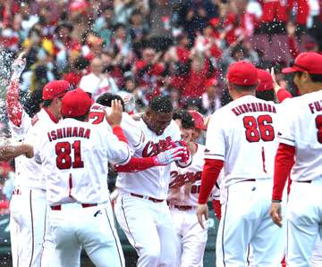 広島・モンテロ 来日初サヨナラ弾 5割復帰！連敗4で止めた！ 阪神戦連敗8でストップ 「無敵になれる」マツダ総立ち