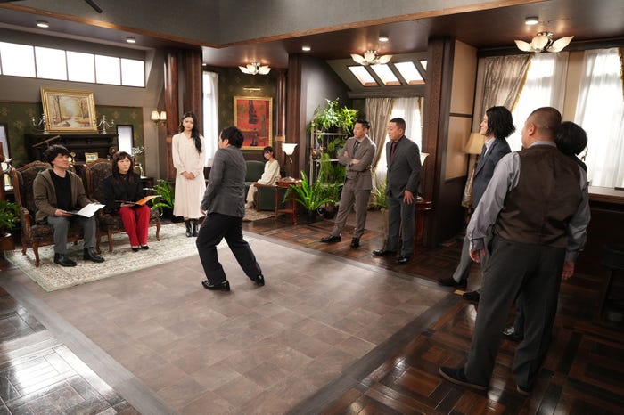 「元カレの遺言状」(左から)菊田竜大、ヒコロヒー、古畑星夏、せいや、岡崎紗絵、長田庄平、松尾駿、粗品、秋山寛貴、岡部大(C)フジテレビ