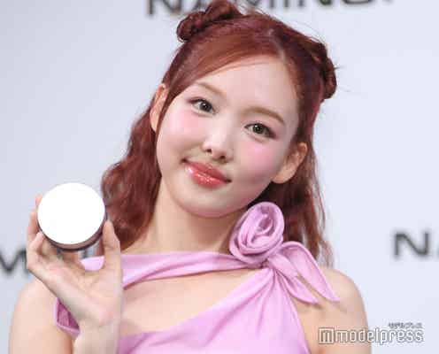 TWICEナヨン、タイトドレスでスラリ美脚&デコルテ披露「可愛い」の声に照れ笑い