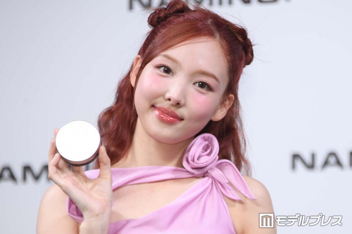TWICEナヨン、タイトドレスでスラリ美脚＆デコルテ披露「かわいい」の声に照れ笑い