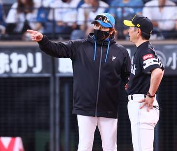 日本ハム・新庄監督が試合後に異例行動 ベンチ出てソフトバンク・小久保監督と話し込む レイエスの塁上の動きに海野がいら立ち その後口論する様子も
