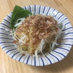 これからが旬の「新玉ねぎ」をおいしく食べられる簡単サラダのレシピ