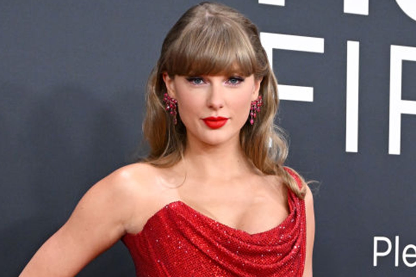 テイラー・スウィフト、胸元大胆見せミニドレス姿に反響「着こなせるのすごい」「美しさに磨きがかかってる」