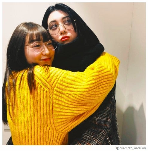 岡本夏美、三吉彩花と密着ハグ「女神が2人」「最高ショット」と反響