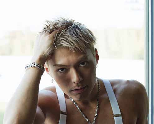 EXILE SHOKICHI、素肌にサスペンダー  “肉体美”で魅せる<BYAKUYA>
