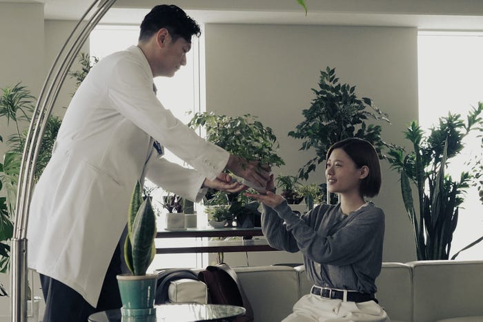 井浦新、杉咲花「アンメット ある脳外科医の日記」第6話より(C)カンテレ