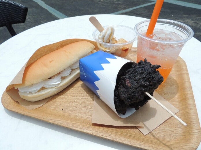 左から、こっぺぱん 桃バター500円、溶岩からあげ500円、桔梗信玄餅ソフト550円、ジュエルソーダ550円。山梨ならではのグルメが味わえます