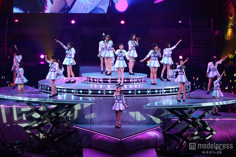 「ここにだって天使はいる」を披露／（C）AKS