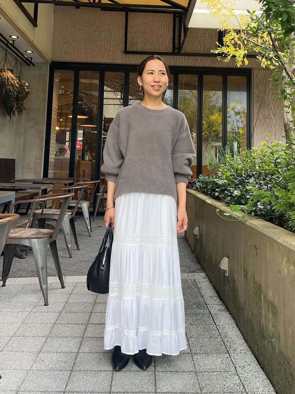 秋冬らしいブラウンニットに軽やかな白スカートをミックス　出典：WEAR