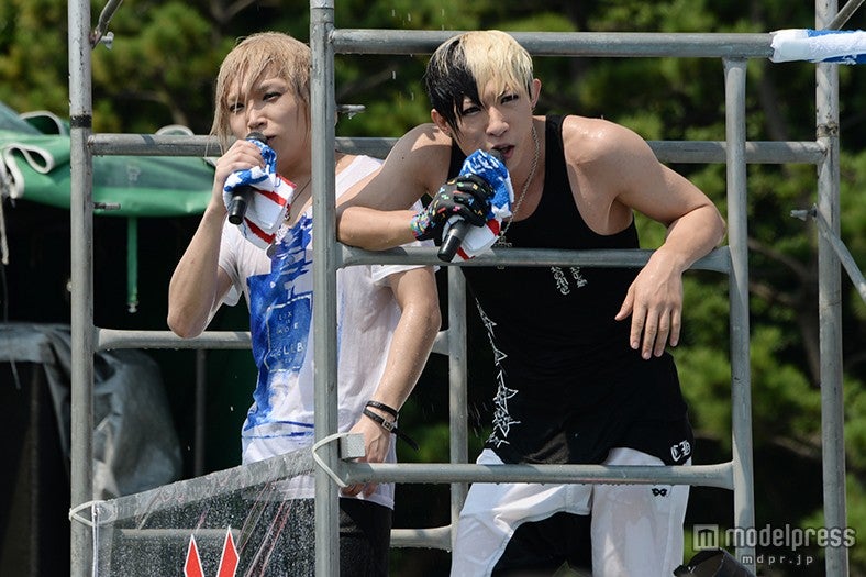 ゴールデンボンバー鬼龍院＆歌広場がびしょ濡れに 樽美酒は海パンで土下座