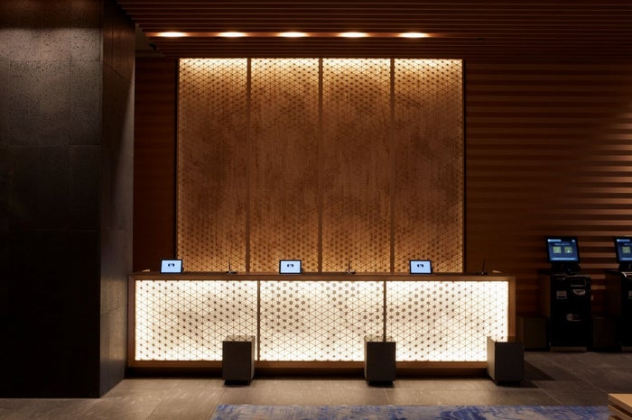 組子細工をあしらったフロント／画像提供：小田急リゾーツ