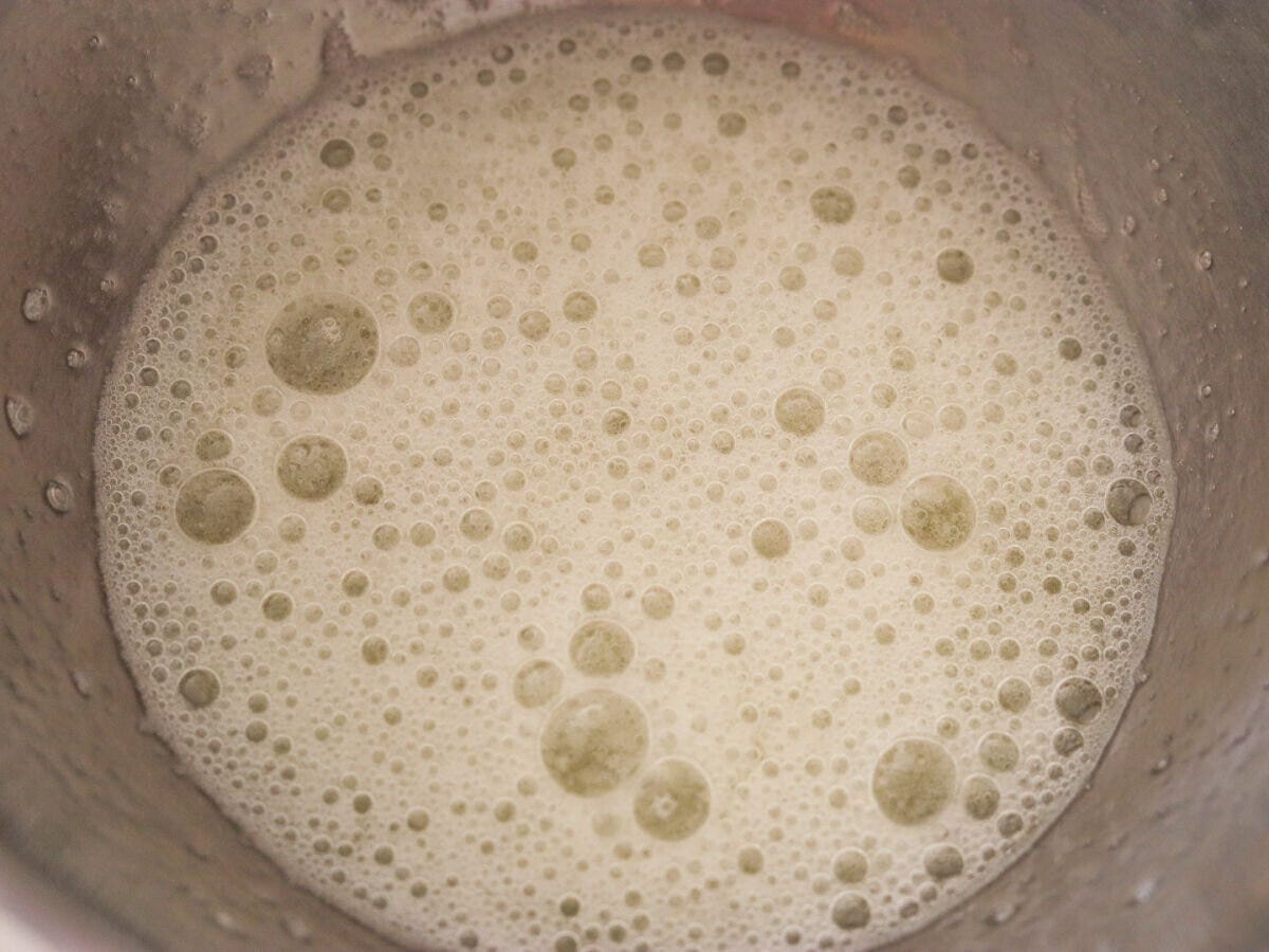 卵白に砂糖の半量、塩を加え、ハンドミキサーの低速でコシを切るように混ぜる。