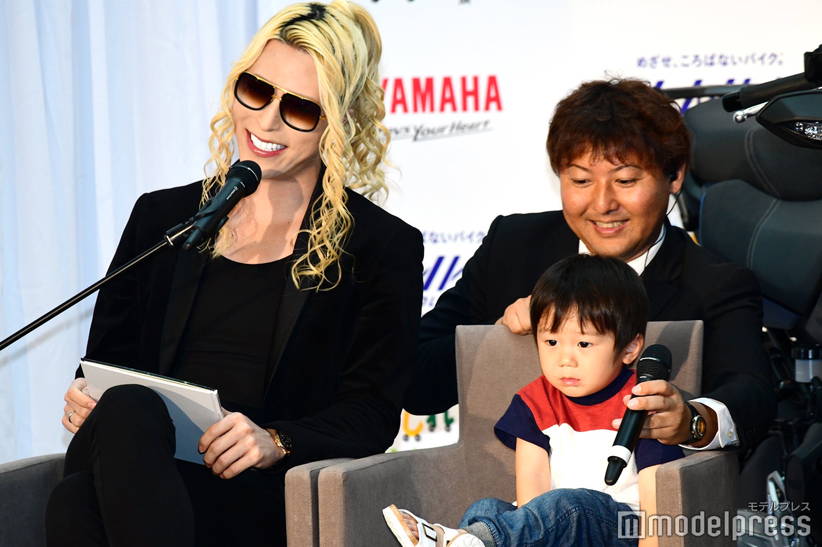 子どもに読み聞かせを行うROLAND （C）モデルプレス