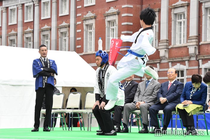 テコンドーの有力選手(右)の威力を果敢に受け止める城島茂(中央)とそれを見守る松岡昌宏(左)/(C)モデルプレス
