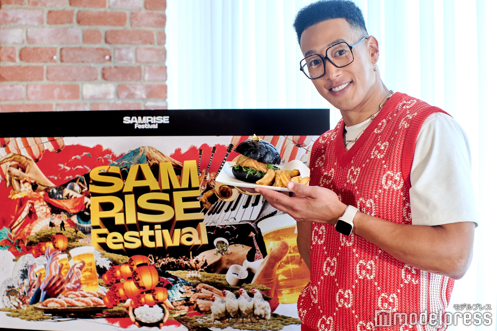 ブラックチキンバーガーがお気に入り（C）モデルプレス