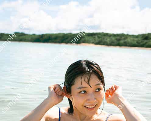 深川麻衣、ビーチでリラックス 写真集「Free Mind」書店特典ポストカード4種解禁<Free Mind>