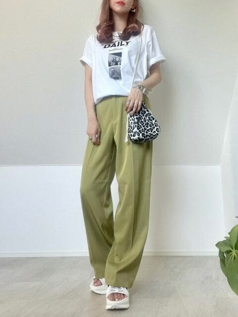 カラーパンツ　コーデ　夏