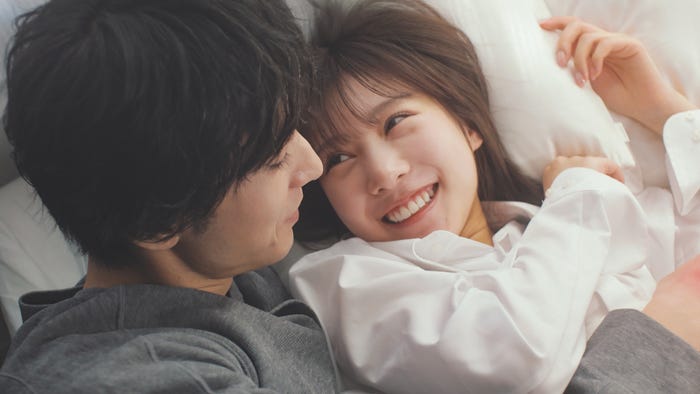 宮澤佑、横野すみれ「犬飼さんは隠れ溺愛上司」(C)「犬飼さんは隠れ溺愛上司」製作委員会