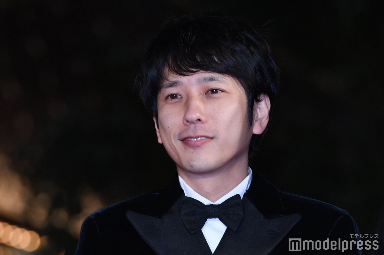 二宮和也、ブラックタキシード姿でレッドカーペットのトリ飾る＜第35回東京国際映画祭＞