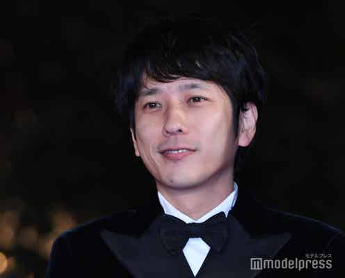 二宮和也、ブラックタキシード姿でレッドカーペットのトリ飾る<第35回東京国際映画祭>