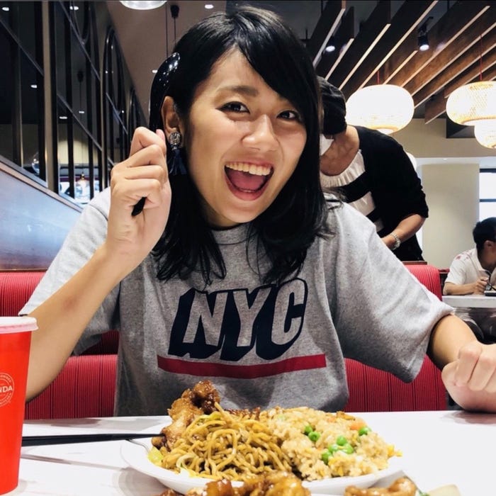 つい茶色いご飯の前では笑顔に。休日はだいたいラフです。/新美有加アナウンサー(提供写真)