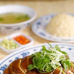 ダークソイソース、チリソース、おろし生姜を合わせたソース風味/画像提供:威南記海南鶏飯